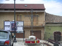 La croce nella piazzetta di fronte alla chiesa della Confraternita del Rosario