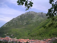 Il Monte Tuoro (1422 metri s.l.m.) che sovrasta Chiusano di San Domenico