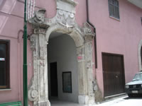 Uno splendido portale in pietra 
