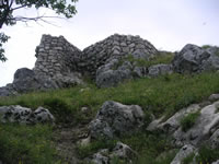 I ruderi del castello di Chiusano di San Domenico. Forse, tali ruderi hanno subito un restauro ricostruttivo