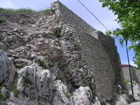 Le mura del castello di Chiusano di San Domenico. Una parte ha subito un restauro ricostruttivo