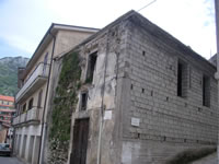 Un edificio religioso in rovina. Poichè la targhetta che si vede sul lato riporta la scritta "Via San Francesco",  supponiamo che la chiesa sia dedicata al fraticello di Assisti