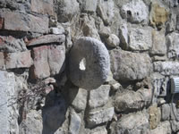 Un anello in pietra infisso in un muro, usato per legare le briglie degli animali