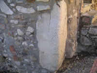 L'angolo di una palazzina protetto da un blocco di pietra