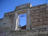 Il portale in pietra della Cattedrale di Conza