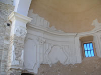 I residui stucchi sulle pareti della Cattedrale di Conza