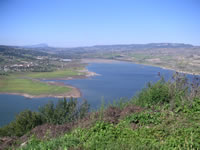 L'invaso artificiale, il bacino alimentato dalle acque del fiume Ofanto, sbarrate da una diga