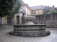 La fontana che fronteggia la Chiesa di Santo Stefano