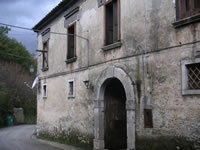 Il primo edificio del Borgo Castello, sede di una pizzeria