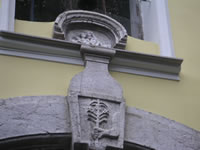 Lo stemma di Forino, sotto cui si legge la data del  1806. Si trova sopra il portale in pietra della Chiesa del Santissimo Rosario