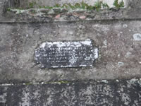 La scritta che si legge solo in parte che si trova sopra al portale in pietra del rudere della Cappella di San Giacomo a Castello