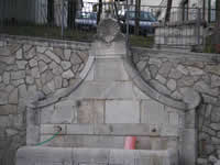 Una fontana, che si trova al di soto di imponenti giardini pensili