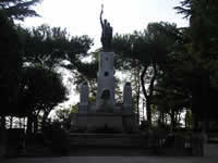 Il monumento ai caduti nella villa comunale di Frigento