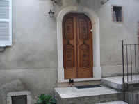 La bella porta in legno lavorato a mano che si trova all'interno del Palazzo Capobianco