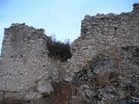 La crepa tra le mura del castello di Frigento, in cui probabilmente insisteva il portone d'ingresso