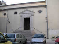 L'ingresso laterale della chiesa di S. Maria Assunta
