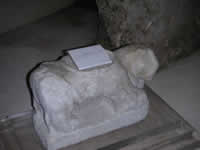 Un animale in pietra, forse un leone, è tra gli oggetti conservati all'interno del sottosuolo della chiesa di S. Maria Maggiore 