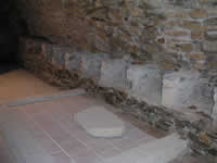 La cripta che si trova al di sotto della chiesa del Purgatorio. Qui venivano riposti i corpi dei notabili del paese.