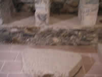 Una pietra con iscrizone in latino che si trova nella cripta della chiesa del Purgatorio