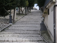 La scalinata a lato della chiesa del SS Rosario