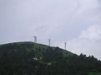 Stazione per la produzione di energia eolica a Greci, nei pressi del castello