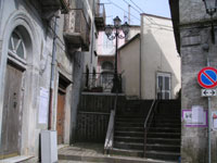 Una scalinata ed un lampioncino a Greci