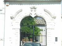 Un bellissimo portale in pietra nel centro storico di Grottaminarda