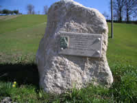 Blocco di pietra con iscrizione dedicata ai fedeli che si recano al Santuario di Carpignano