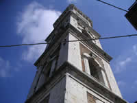 La spettacolare ed imponente torre campanaria che affianca la chiesa di S. Maria  Maggiore