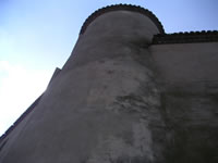 Una torre circolare del castello medioevale Carafa-Caracciolo