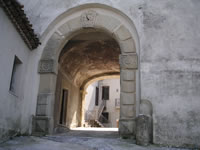 Il portale in pietra d'accesso al castello Carafa-Caracciolo