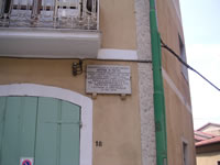 La lapide sulla parete esterna della casa natale di Antonio Di Pietro, critico letterario e docente universitario