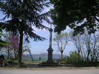 La croce all'ingresso del paese, in un giardinetto