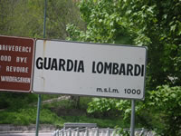 Il cartello stradale che ci accoglie al nostro arrivo a Guardia dei Lombardi