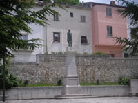 Una statua nella parte bassa del paese