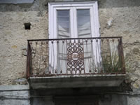 Un balcone in ferro battuto