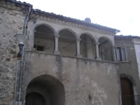 Il loggiato del palazzo ubicato in prossimità della chiesa Madre di Santa Maria delle Grazie