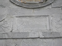 Lapide con iscrizione in latino che porta la data del 1609. Si trova sulla facciata della chiesa Madre di Santa Maria delle Grazie