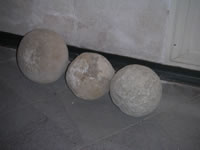 Tre palle di pietra per catapulta. Sono conservate nel Museo Diocesano