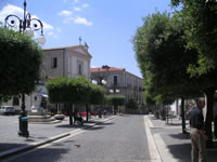 La piazza centrale dedicata a Francesco De Sanctis, con sullo sfondo la chiesa o cappella di San Filippo Neri