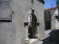 Un portale in pietra