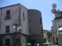 Il castello di Lacedonia, un palazzo fortificato. Nell'immagine, al lato del palazzo, si nota una torre difensiva