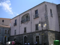 Il lato del castello di Lacedonia che sporge sulla piazza Francesco De Sanctis