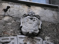 Lo stemma dei Filangieri, che si trova sopra il portale d'ingresso del castello-palazzo