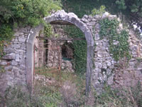 Quella che doveva essere un tempo la porta d'ingresso del convento di S. Maria degli Angeli
