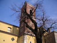 La torre campanaria, a tre livelli e con orologio, della chiesa Madre di S. Caterina