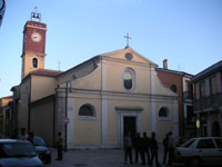 La chiesa dell'Annunziata (colla torre dell'orologio sullo sfondo)