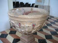 Bellissima fonte battesimale nella chiesa Madre di Lioni