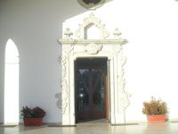 Il fantastico portale in pietra che abbellisce l'ingresso principale della chiesa di S. Rocco