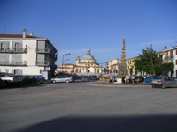 Piazza VItoria nella foto è diventata il centro di Lioni dopo la ricostruzione post-terremoto